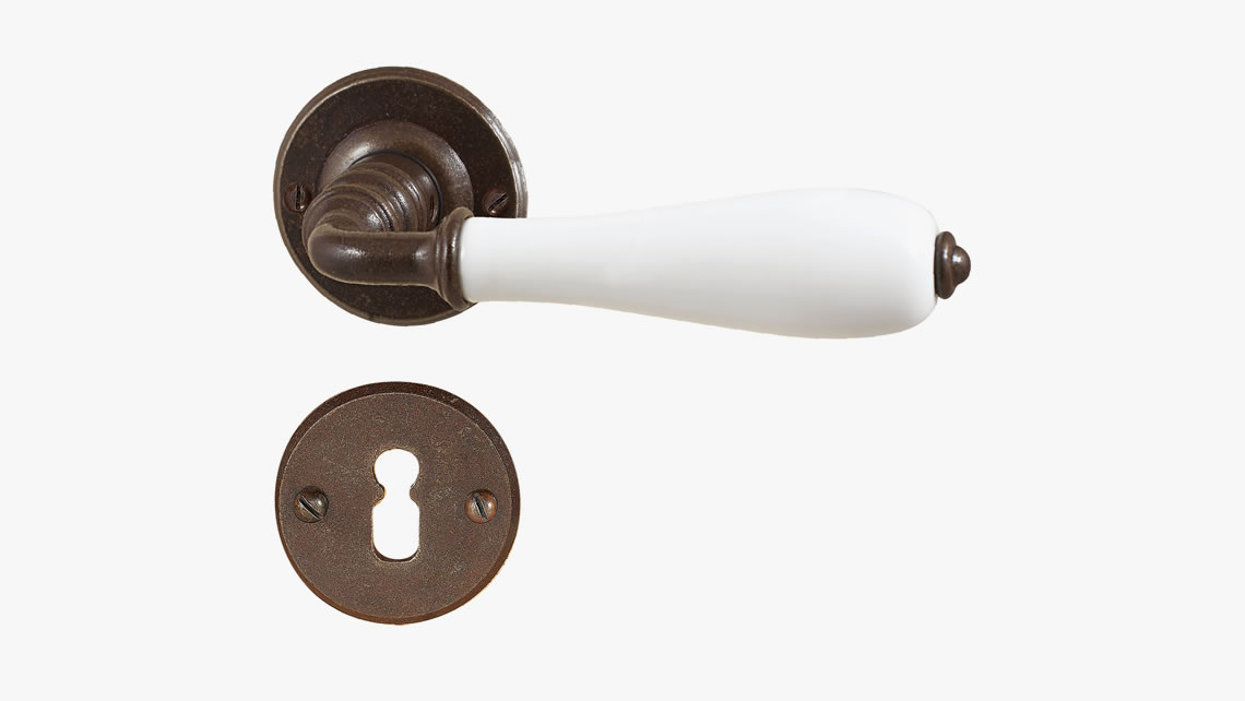 Maniglia in ferro e porcellana